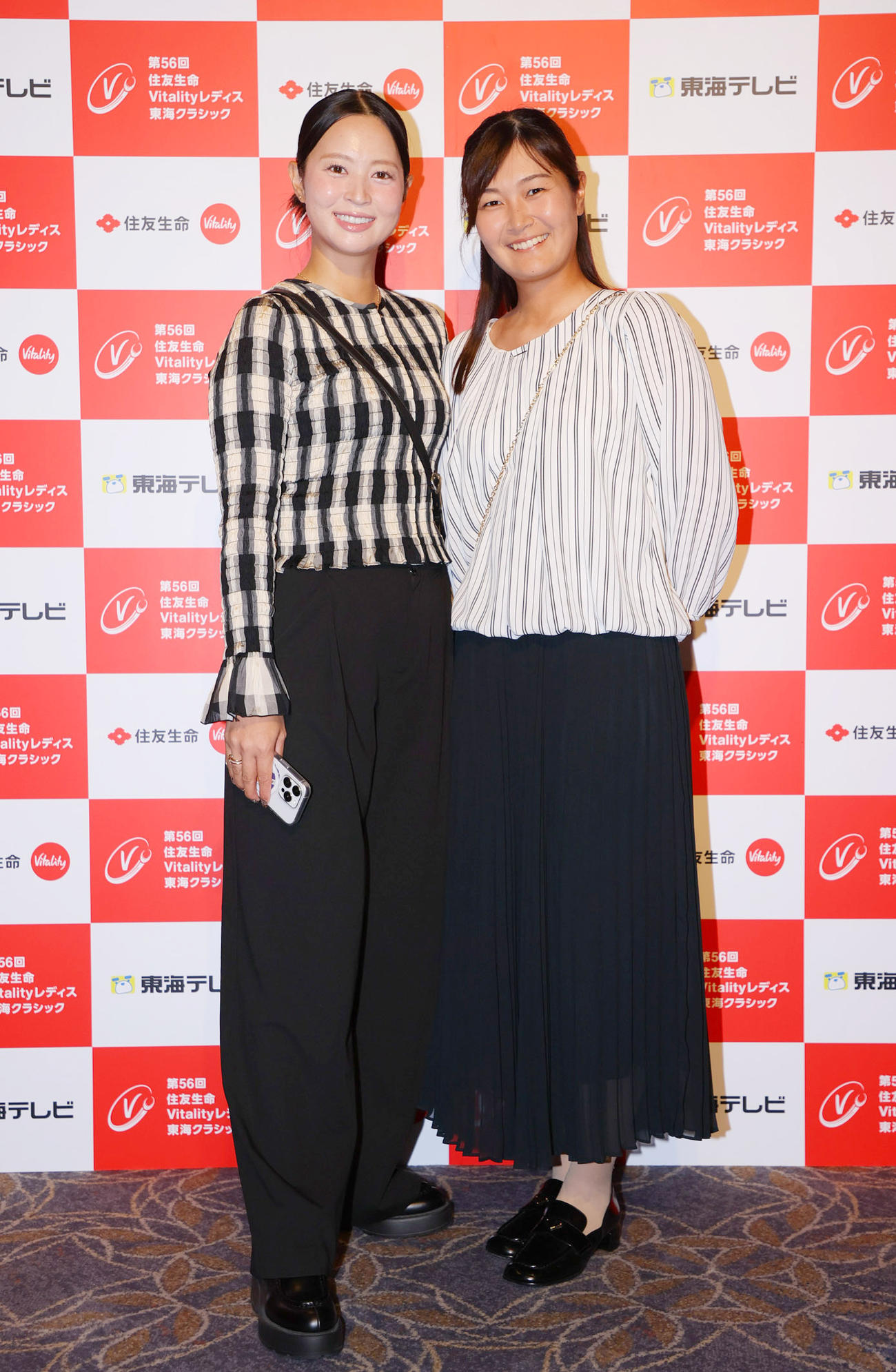 ドレスアップ姿を披露する柏原と神谷そ（撮影・上山淳一）