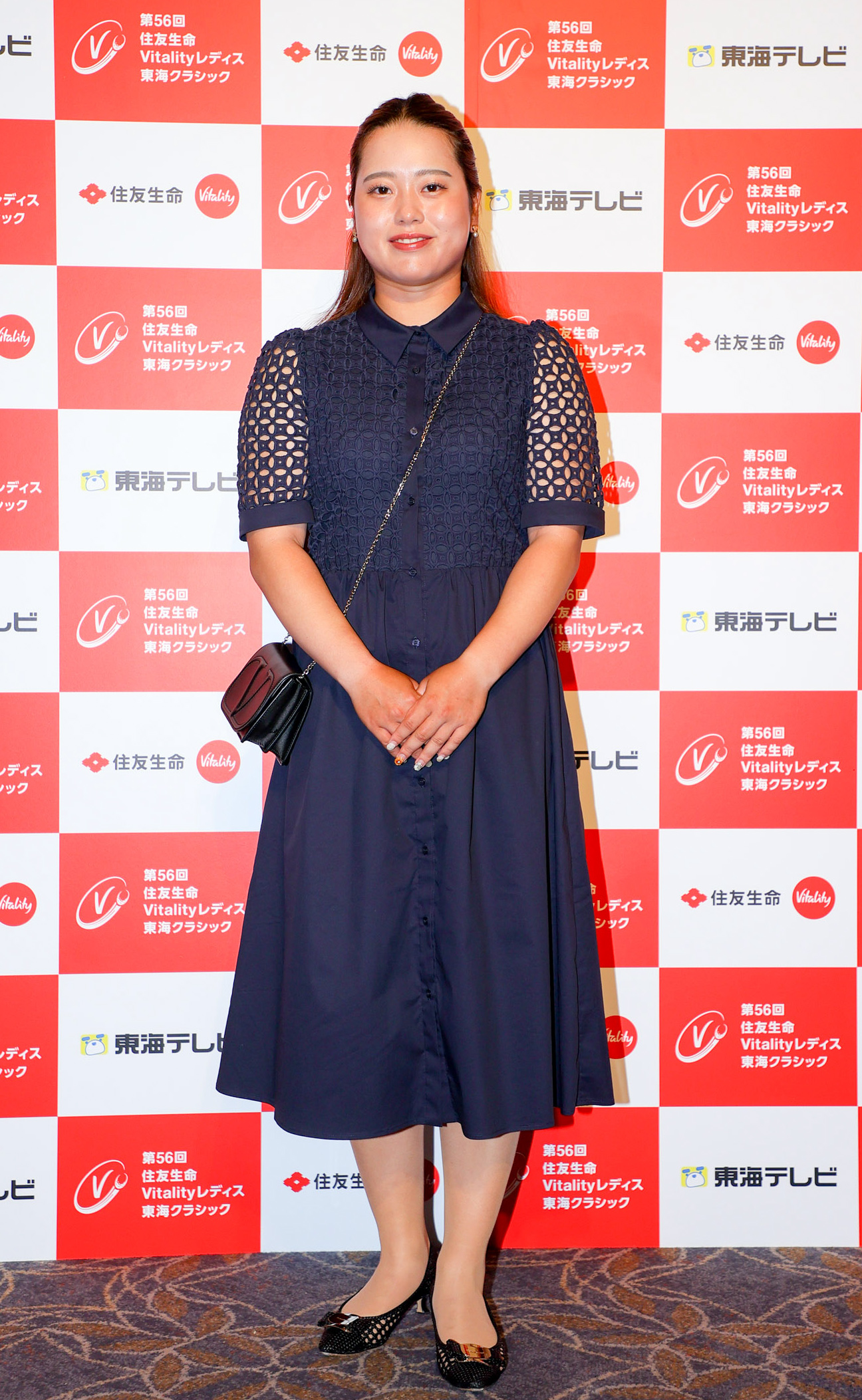 ドレスアップ姿を披露する仲村（撮影・上山淳一）