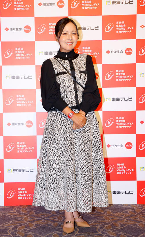 ドレスアップ姿を披露する青木瀬（撮影・上山淳一）