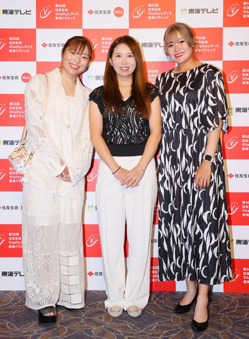 ドレスアップ姿を披露する、左から佐久間、内田、桑木（撮影・上山淳一）