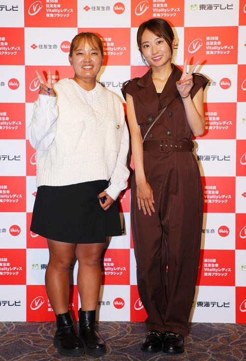 ドレスアップ姿を披露する鈴木（左）と安田（撮影・上山淳一）