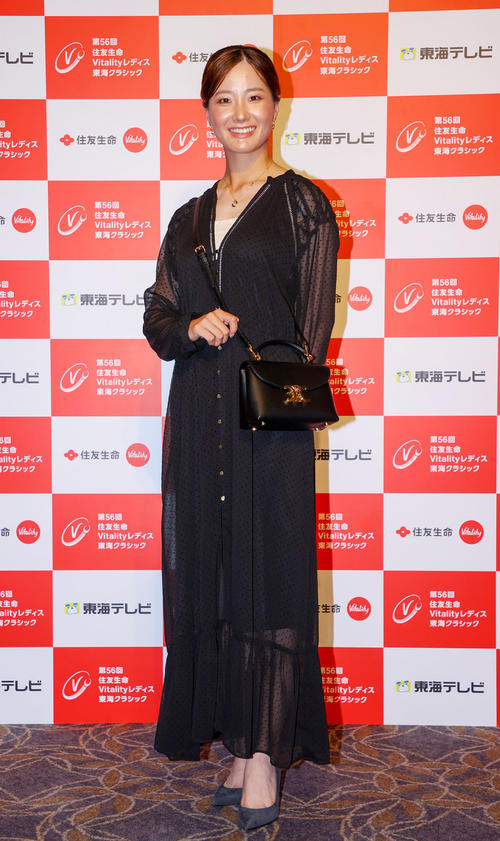 ドレスアップ姿を披露する青木香（撮影・上山淳一）