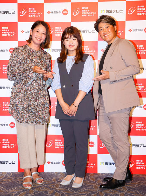 ドレスアップ姿を披露する、左から森田、政田、工藤遥（撮影・上山淳一）