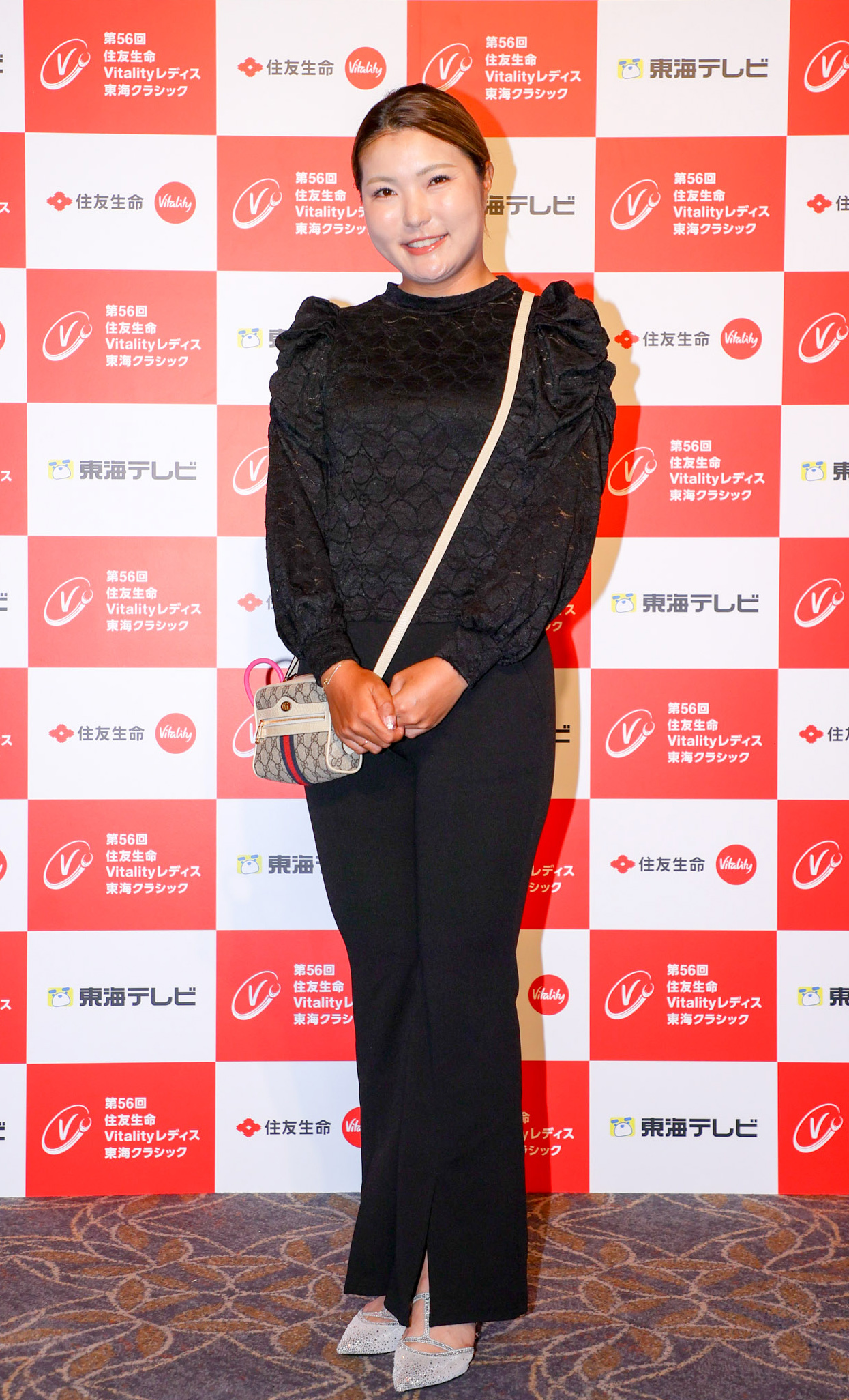 ドレスアップ姿を披露する高橋（撮影・上山淳一）