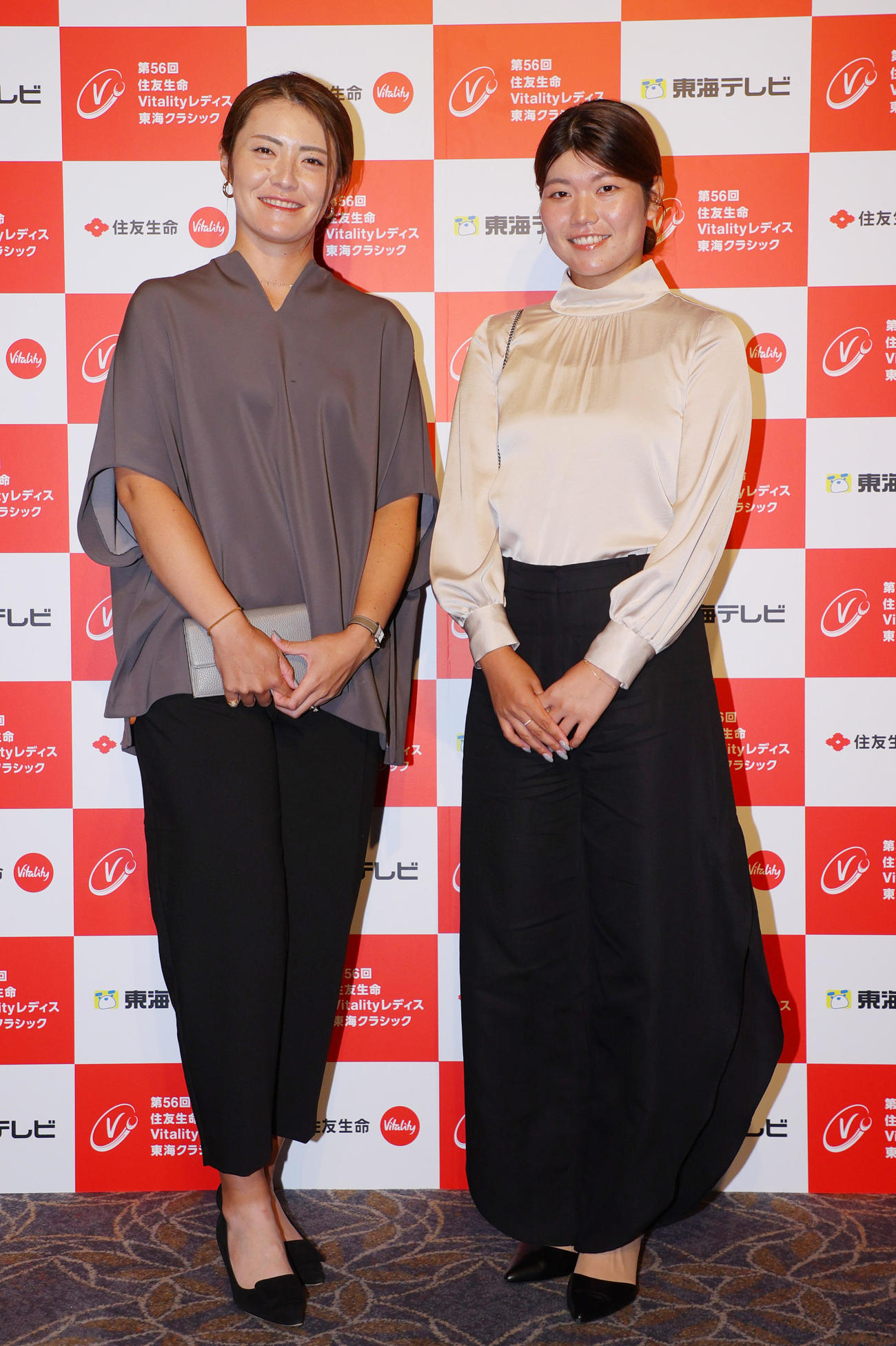 ドレスアップ姿を披露する渡辺（左）と桜井（撮影・上山淳一）