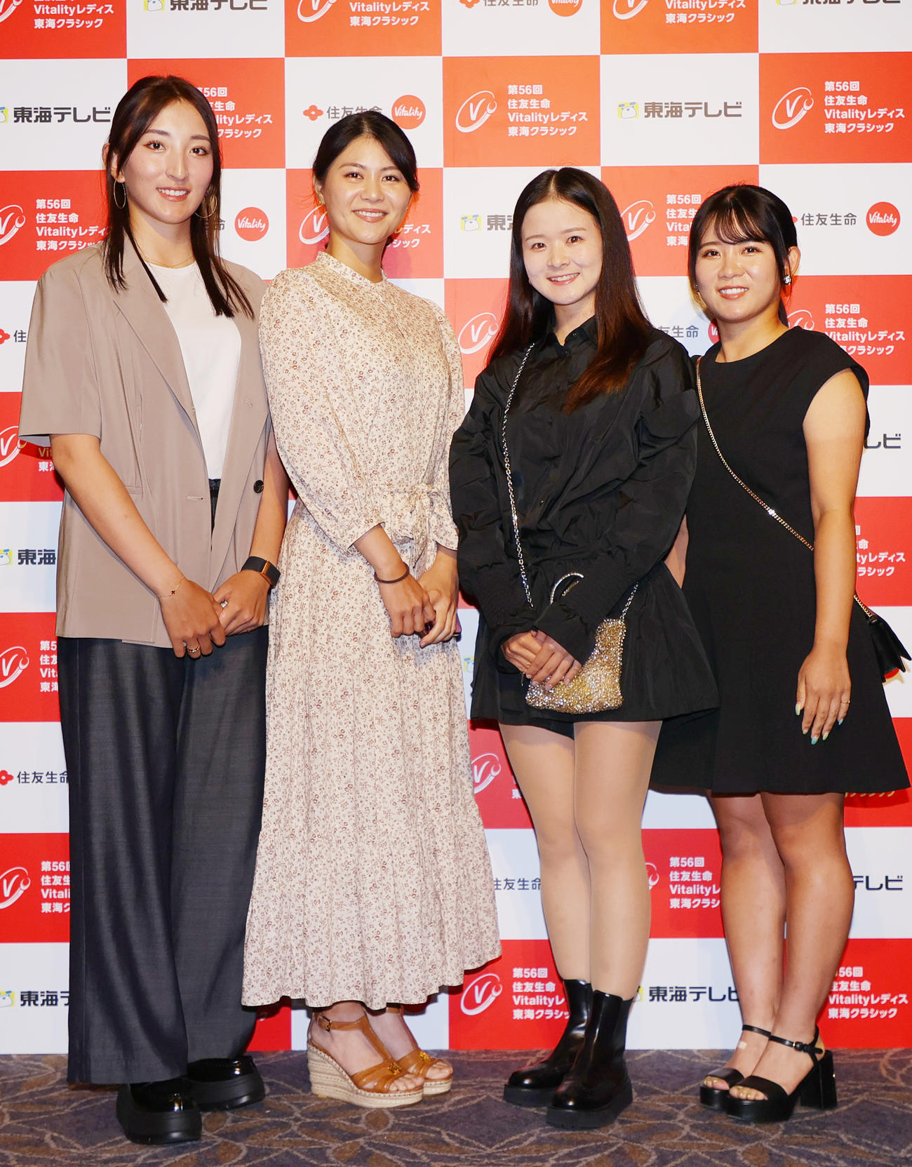 ドレスアップ姿を披露する、左から脇元、新垣、川崎、吉本（撮影・上山淳一）