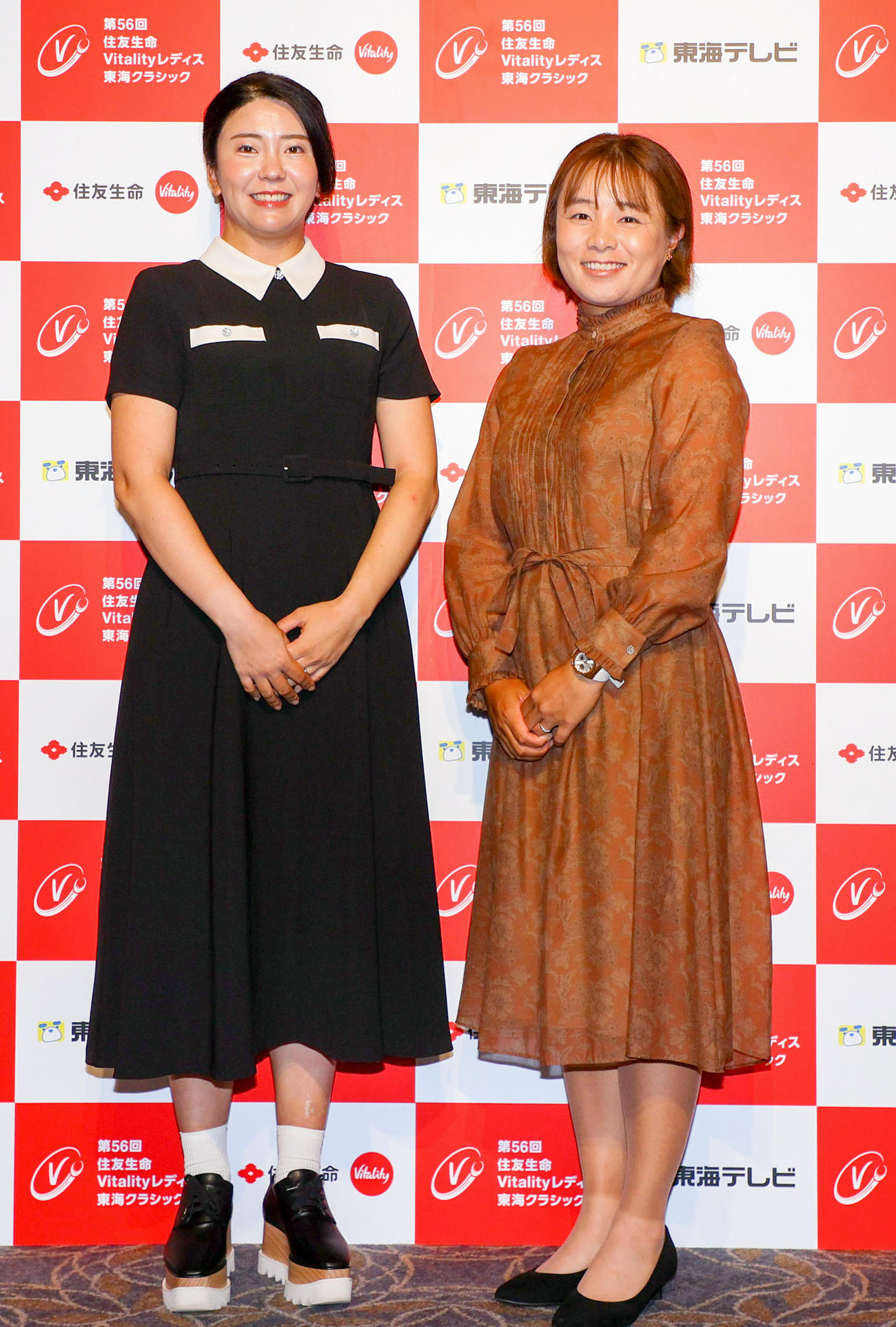 ドレスアップ姿を披露する堀（左）と永峰（撮影・上山淳一）