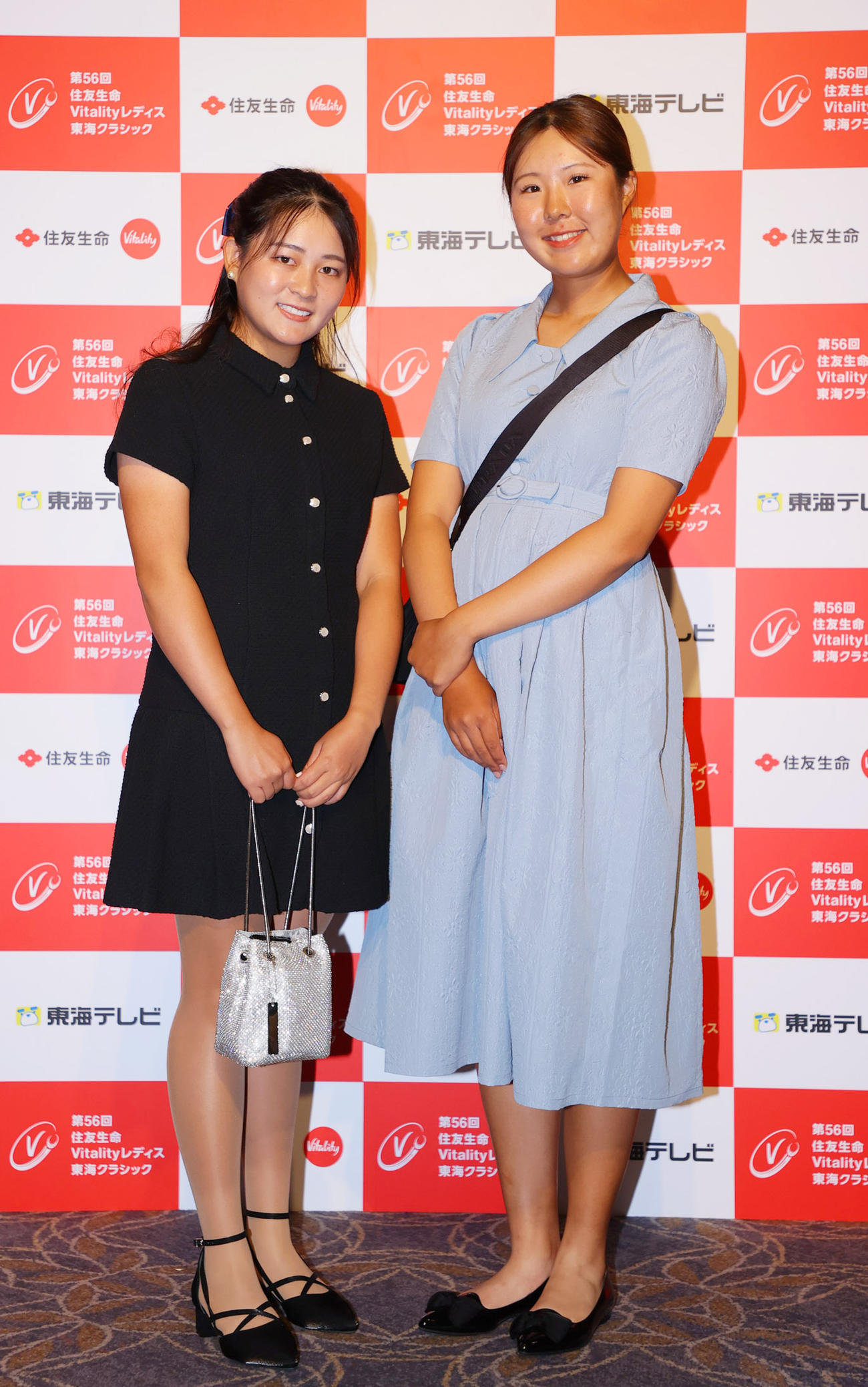 ドレスアップ姿を披露する神谷桃（左）と高野（撮影・上山淳一）