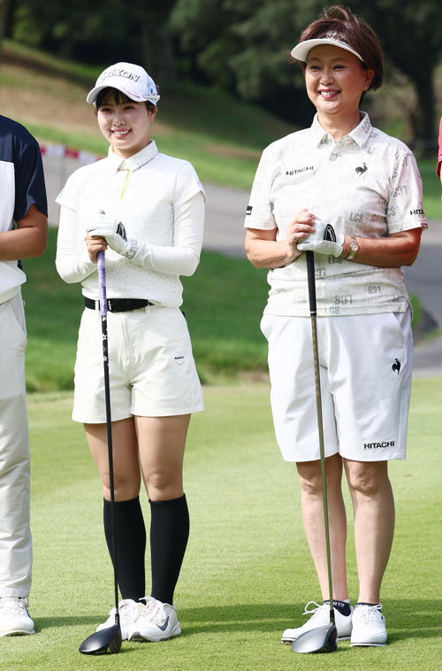 プロアマ戦で調整する尾関（左）とJLPGA小林会長（撮影・上山淳一）