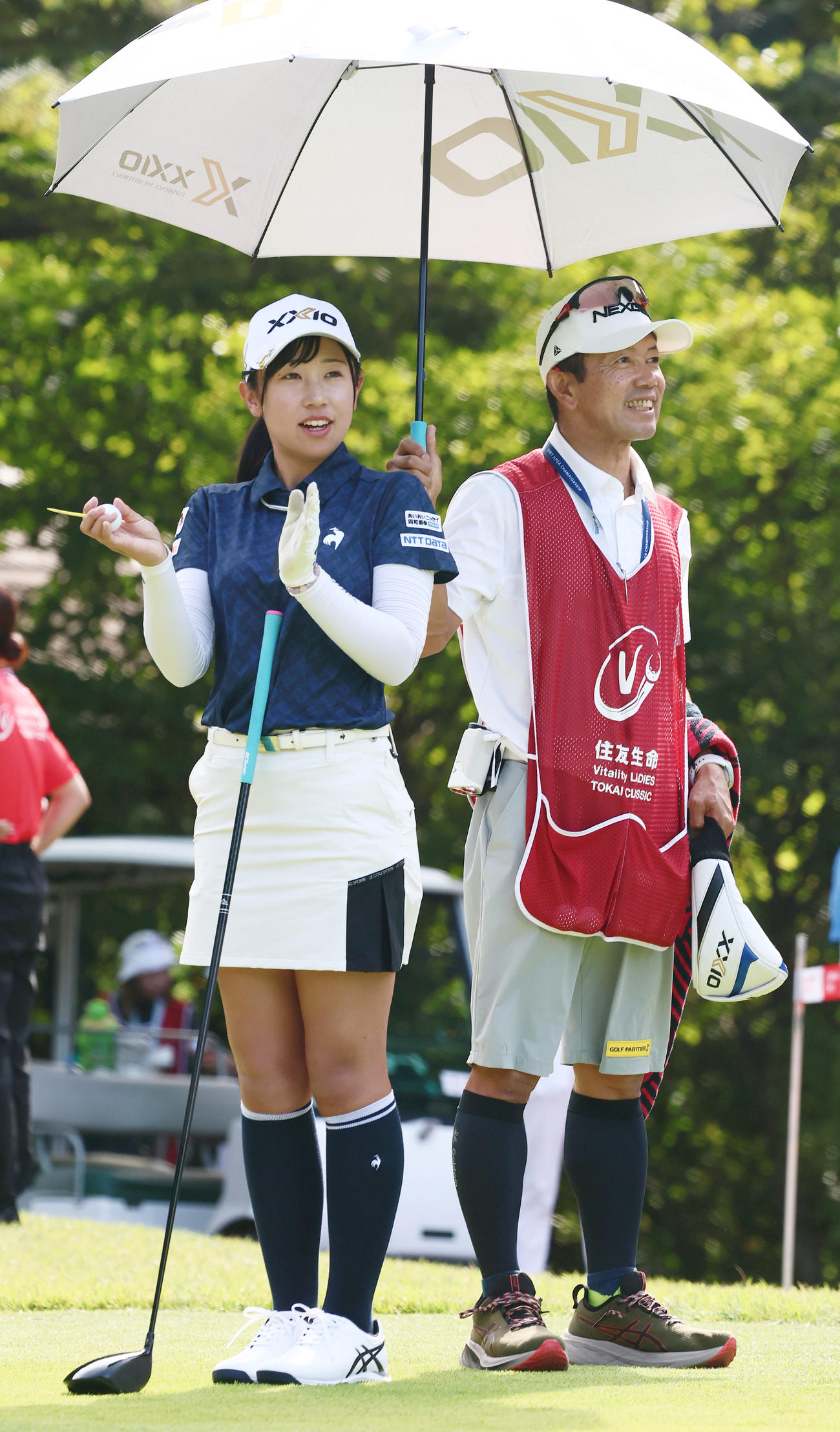 プロアマ戦で調整する菅沼（左）と潟手キャディー（撮影・上山淳一）