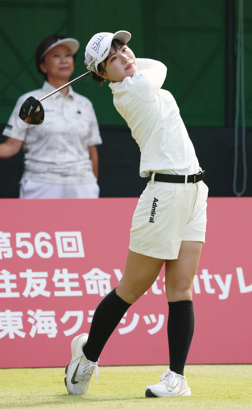 プロアマ戦で調整する尾関（撮影・上山淳一）