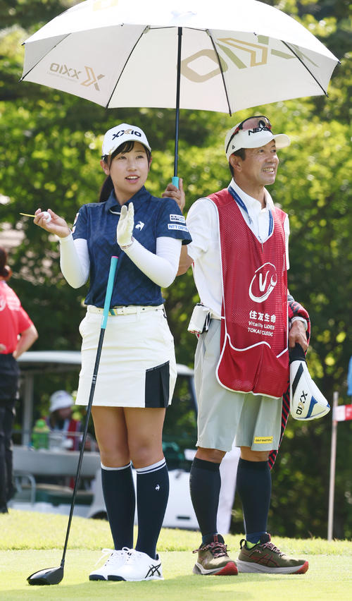 プロアマ戦で調整する菅沼（左）と潟手キャディー（撮影・上山淳一）