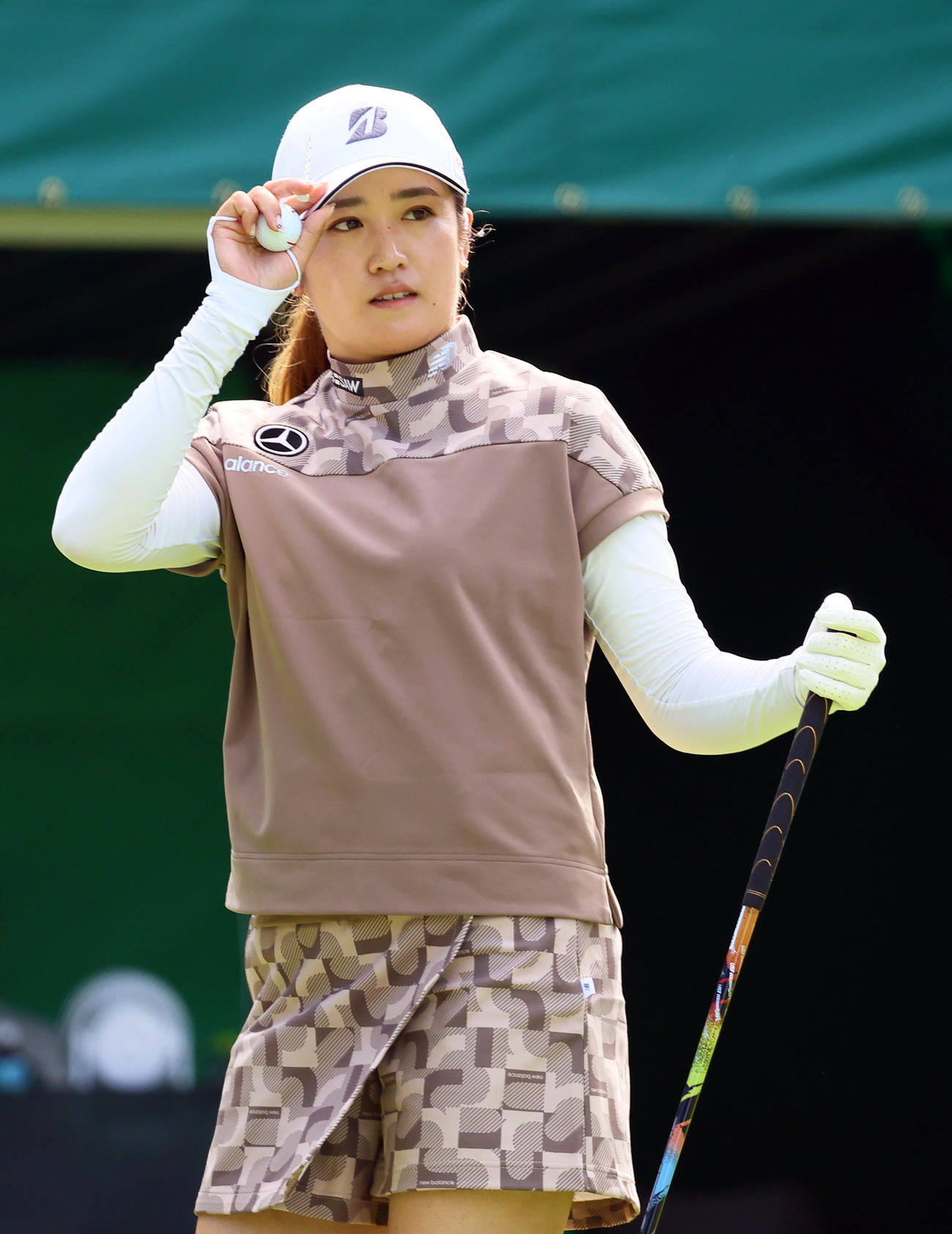 1番、ギャラリーの声援に応える稲見（撮影・上山淳一）