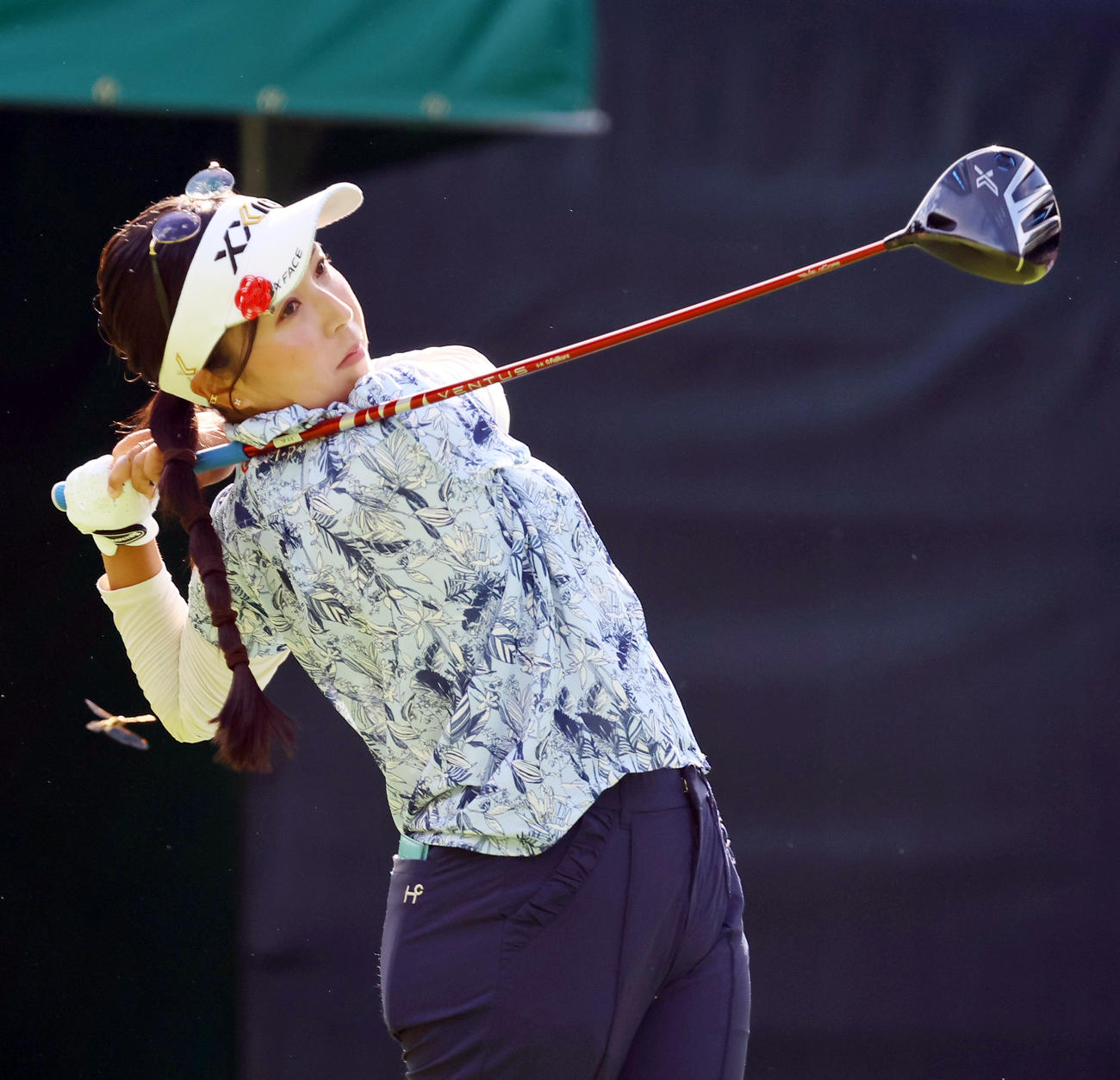 1番、ティーショットを放つ青木瀬令奈（撮影・上山淳一）