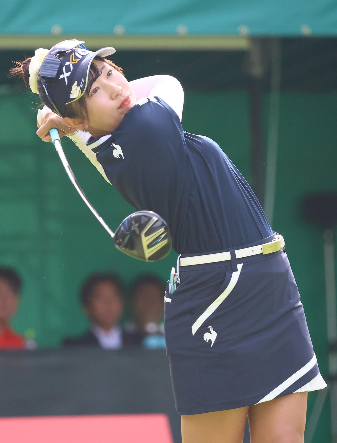 1番、ティーショットを放つ菅沼（撮影・上山淳一）