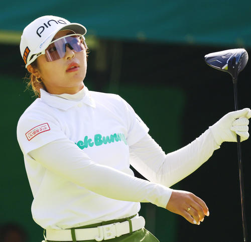 1番、ティーショットを放つ佐久間（撮影・上山淳一）