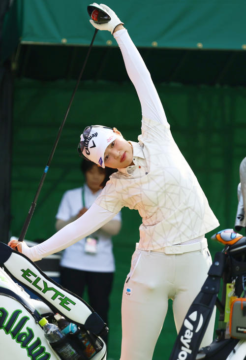 1番、準備運動する柏原（撮影・上山淳一）
