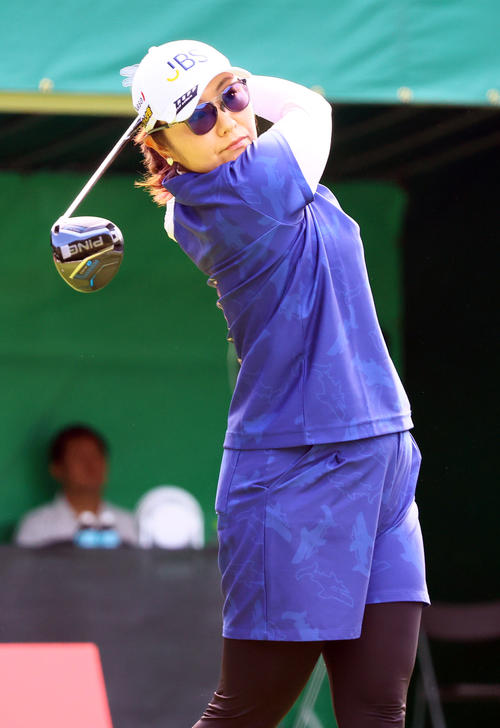 1番、ティーショットを放つ藤田さいき（撮影・上山淳一）