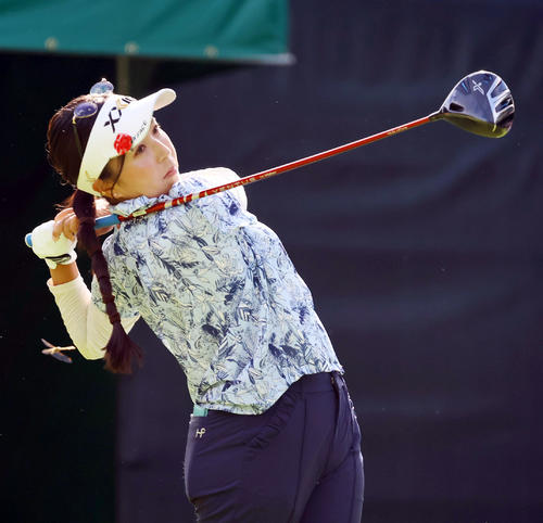 1番、ティーショットを放つ青木瀬令奈（撮影・上山淳一）