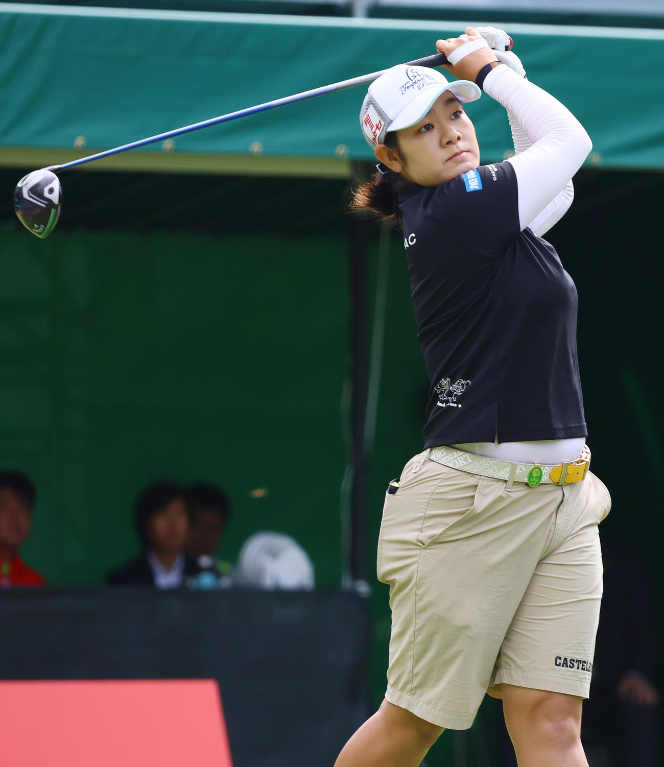 1番、ティーショットを放つ川岸（撮影・上山淳一）