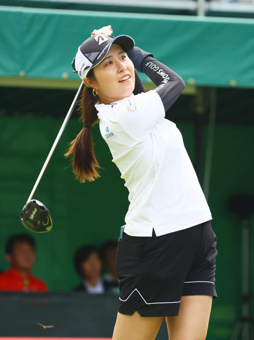 1番、ティーショットを放つ大里（撮影・上山淳一）