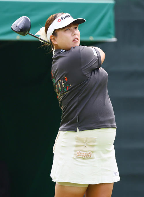 1番、ティーショットを放つささきしょうこ（撮影・上山淳一）