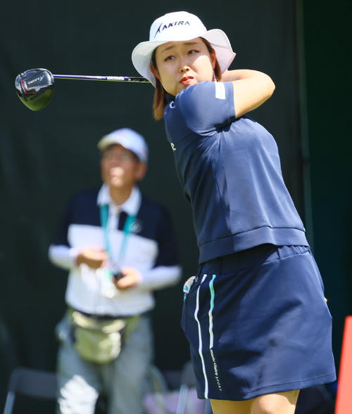 1番、ティーショットを放つ小滝（撮影・上山淳一）