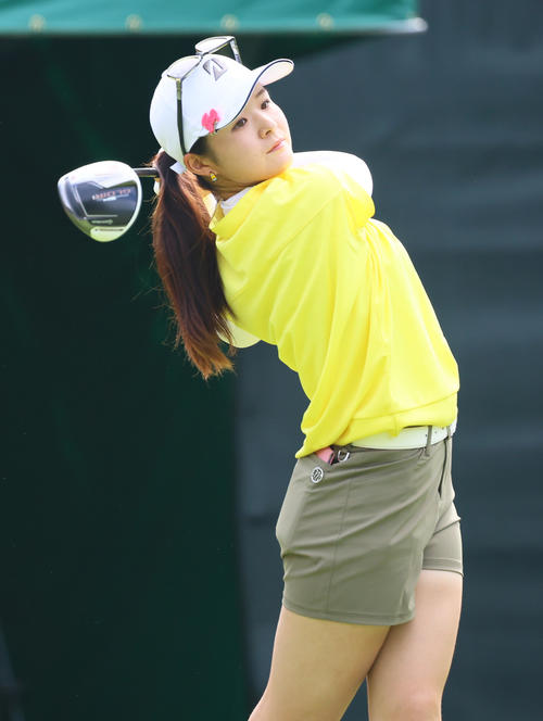 1番、ティーショットを放つ川崎（撮影・上山淳一）