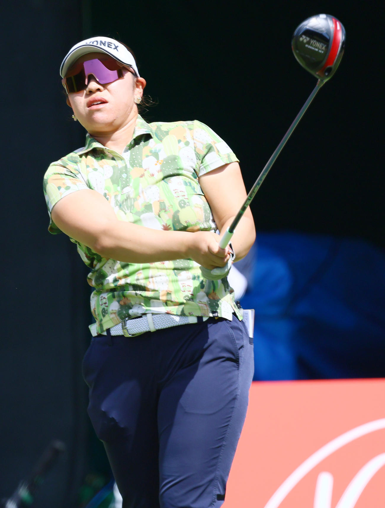 1番、ティーショットを放つ池ヶ谷（撮影・上山淳一）