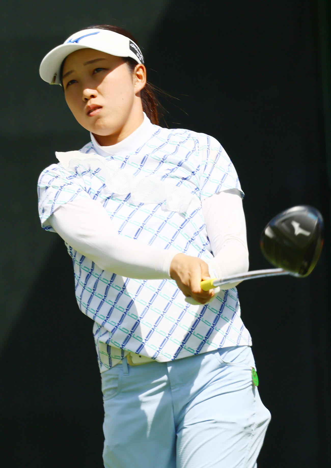 1番、ティーショットを放つ神谷奈（撮影・上山淳一）