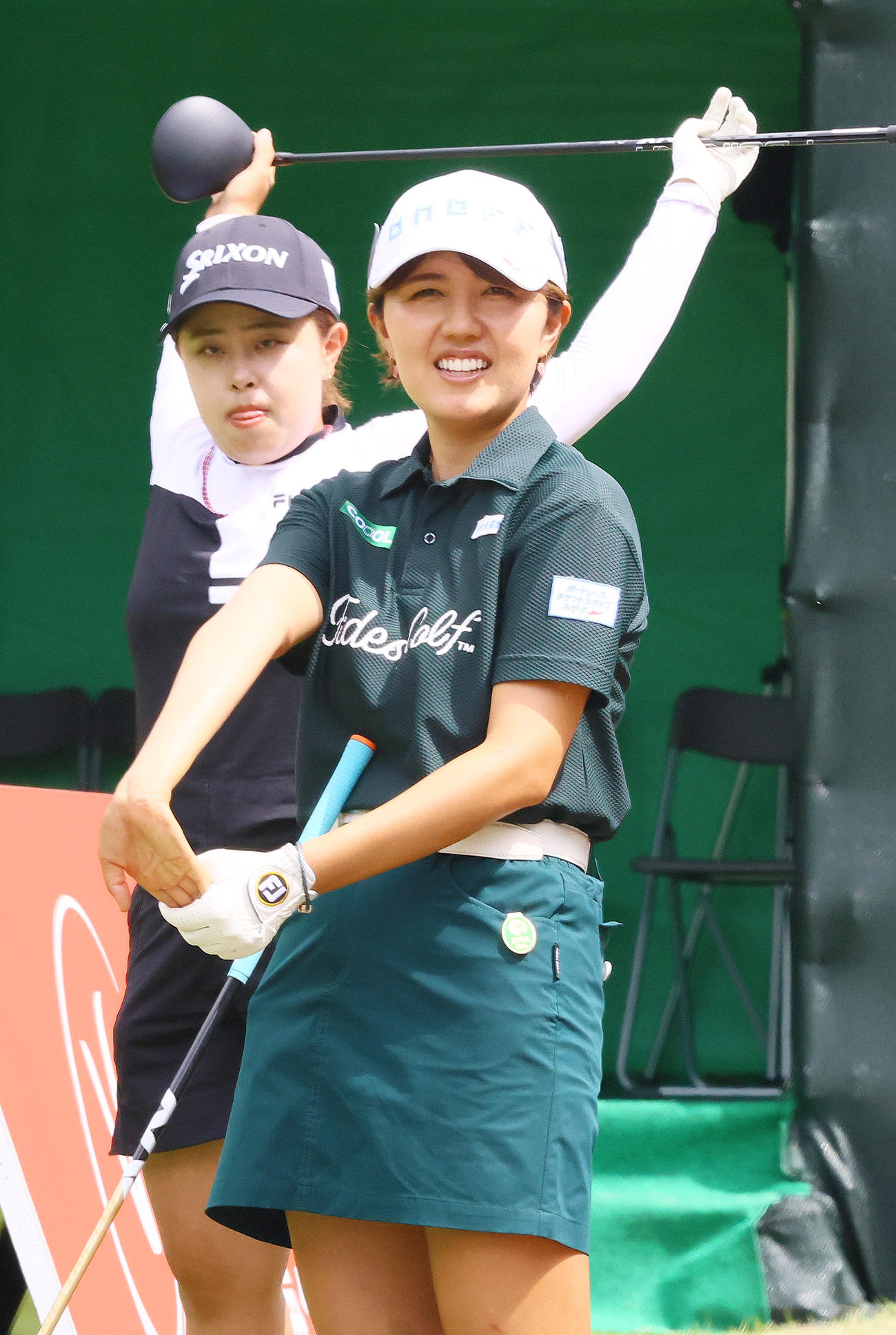 1番、順番を待つ権藤（手前）と永田（撮影・上山淳一）
