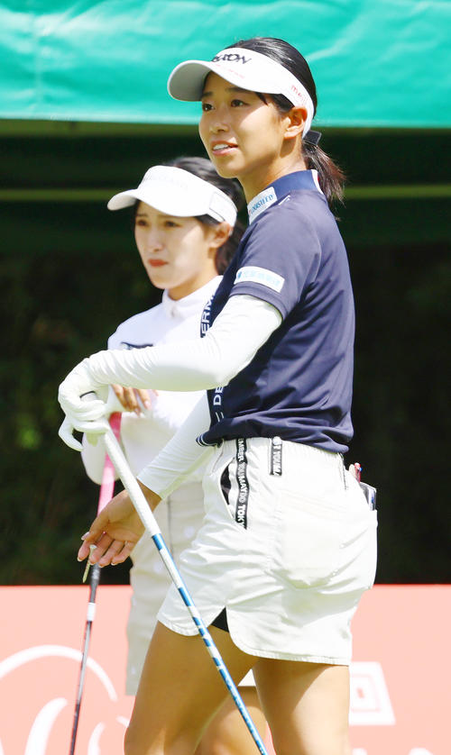 1番、ティーショットの打球を見つめる吉本こ（撮影・上山淳一）