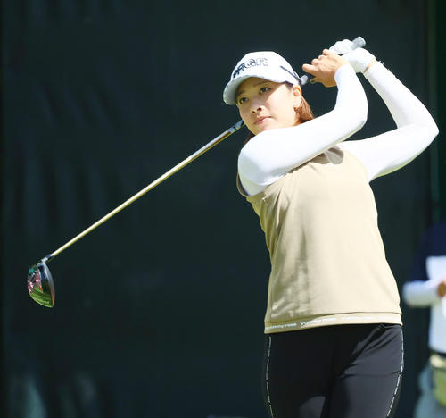 1番、ティーショットを放つ森田理（撮影・上山淳一）