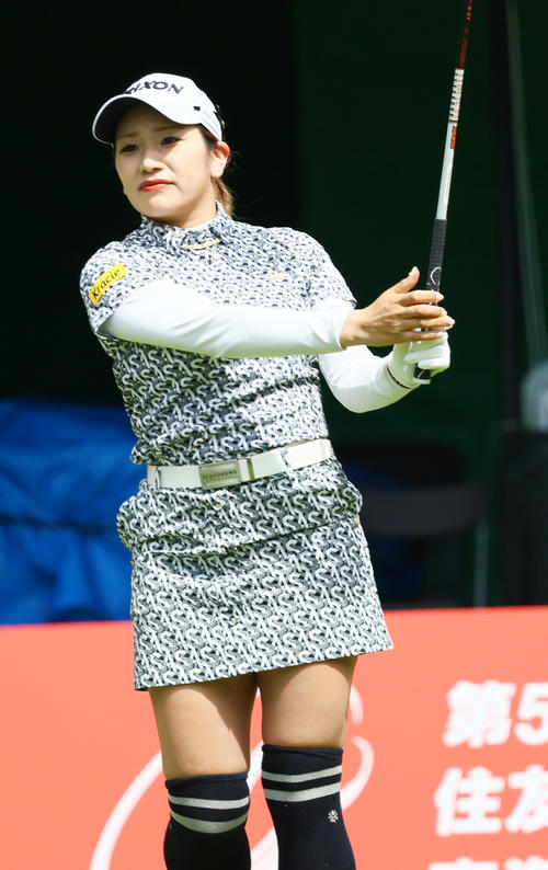 1番、ティーショットを放つ安田彩（撮影・上山淳一）