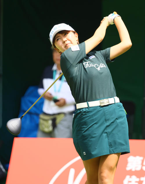 1番、ティーショットを放つ権藤（撮影・上山淳一）