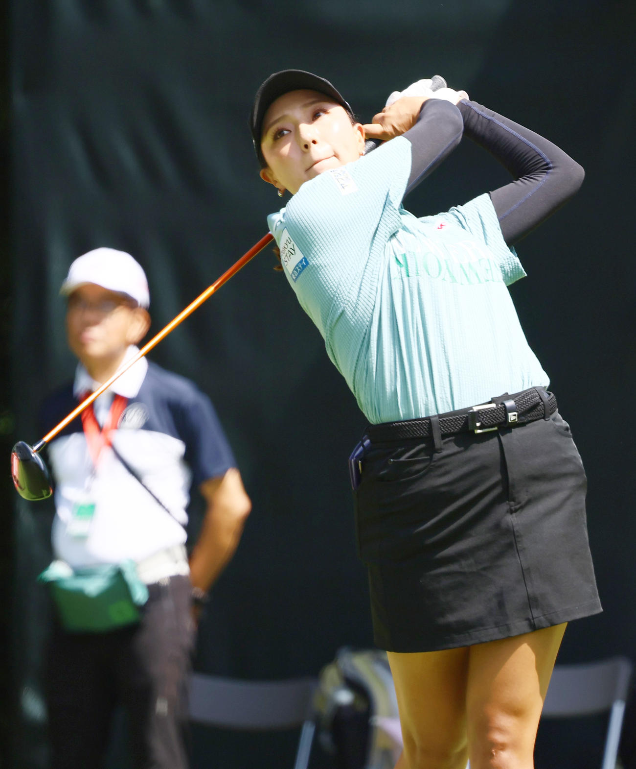 1番、ティーショットを放つ宮田（撮影・上山淳一）