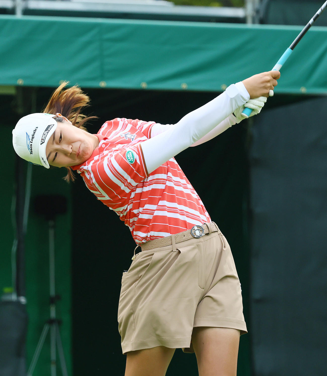 1番、ティーショットを放つ神谷そ（撮影・上山淳一）