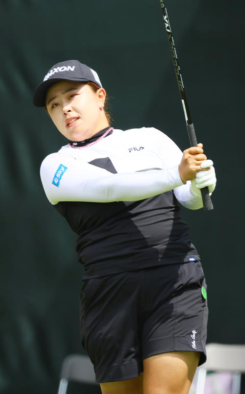 1番、ティーショットを放つ永田（撮影・上山淳一）