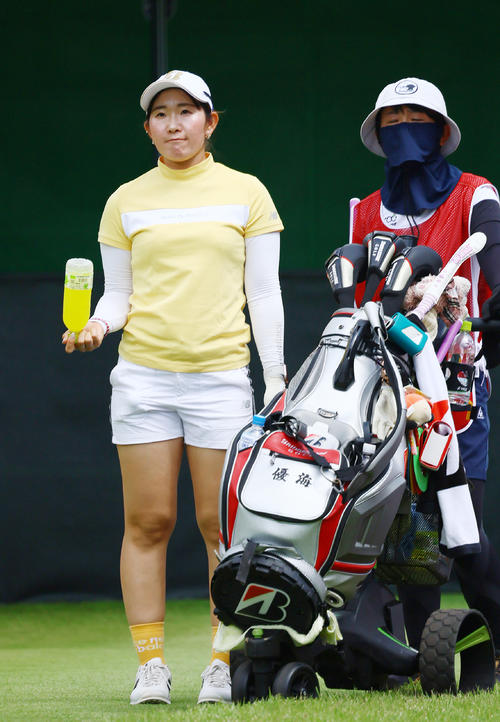 1番、順番を待つ工藤優（左）（撮影・上山淳一）