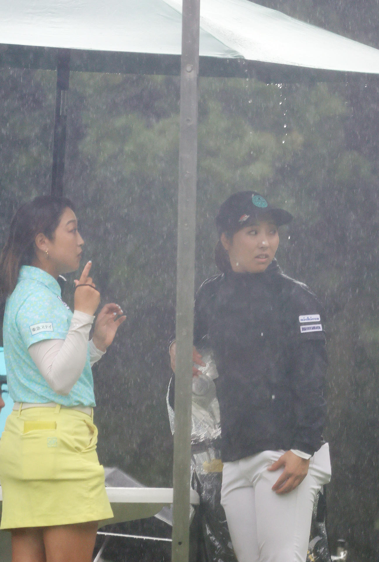3番、雨が強くなりプレーを待つ高木優（左）と小野（撮影・上山淳一）