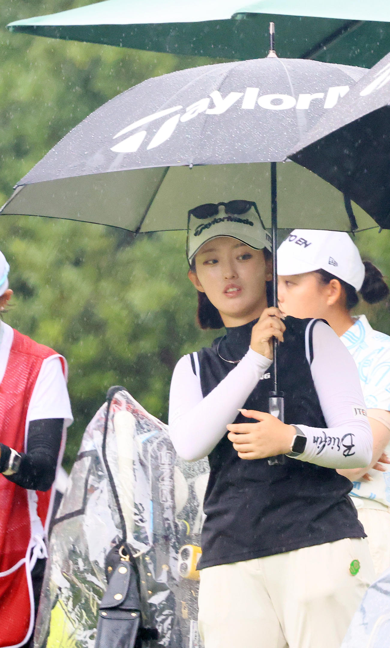 3番、雨の中順番を待つ清本（撮影・上山淳一）