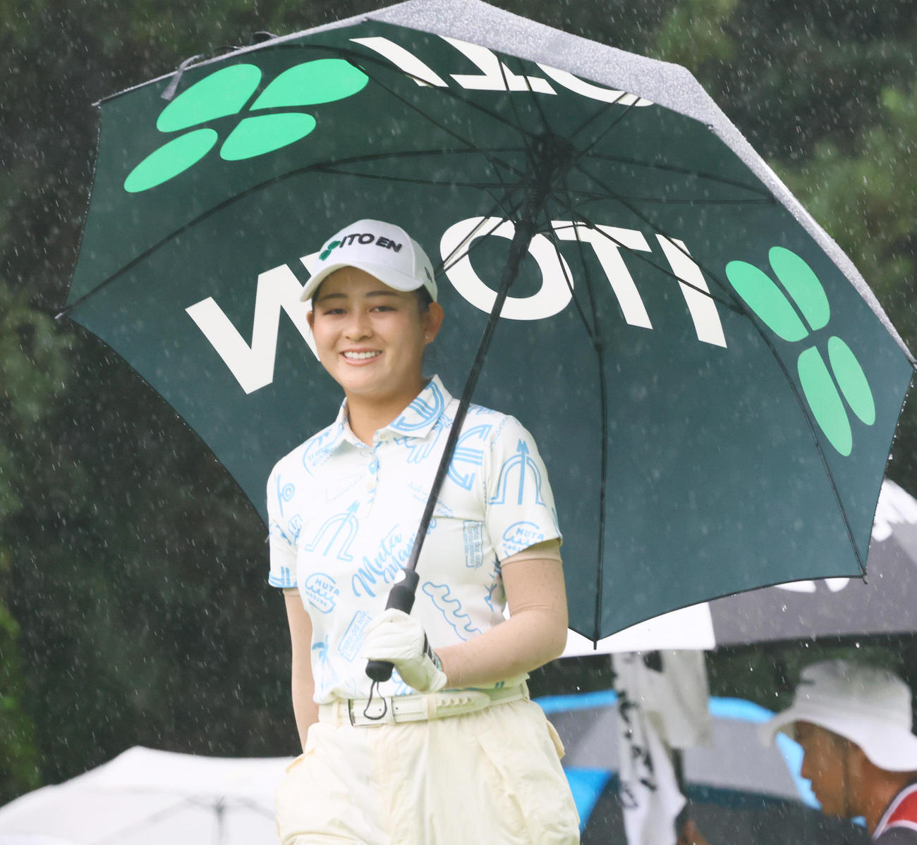 3番、雨の中笑顔を見せる神谷桃（撮影・上山淳一）