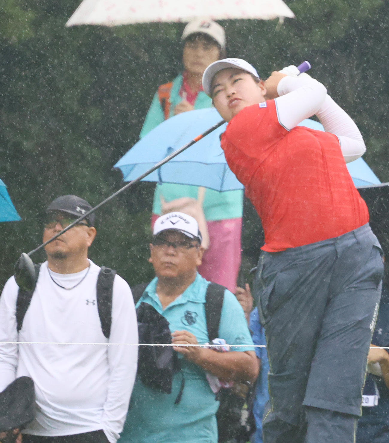 3番、雨の中ティーショットを放つ入谷（撮影・上山淳一）