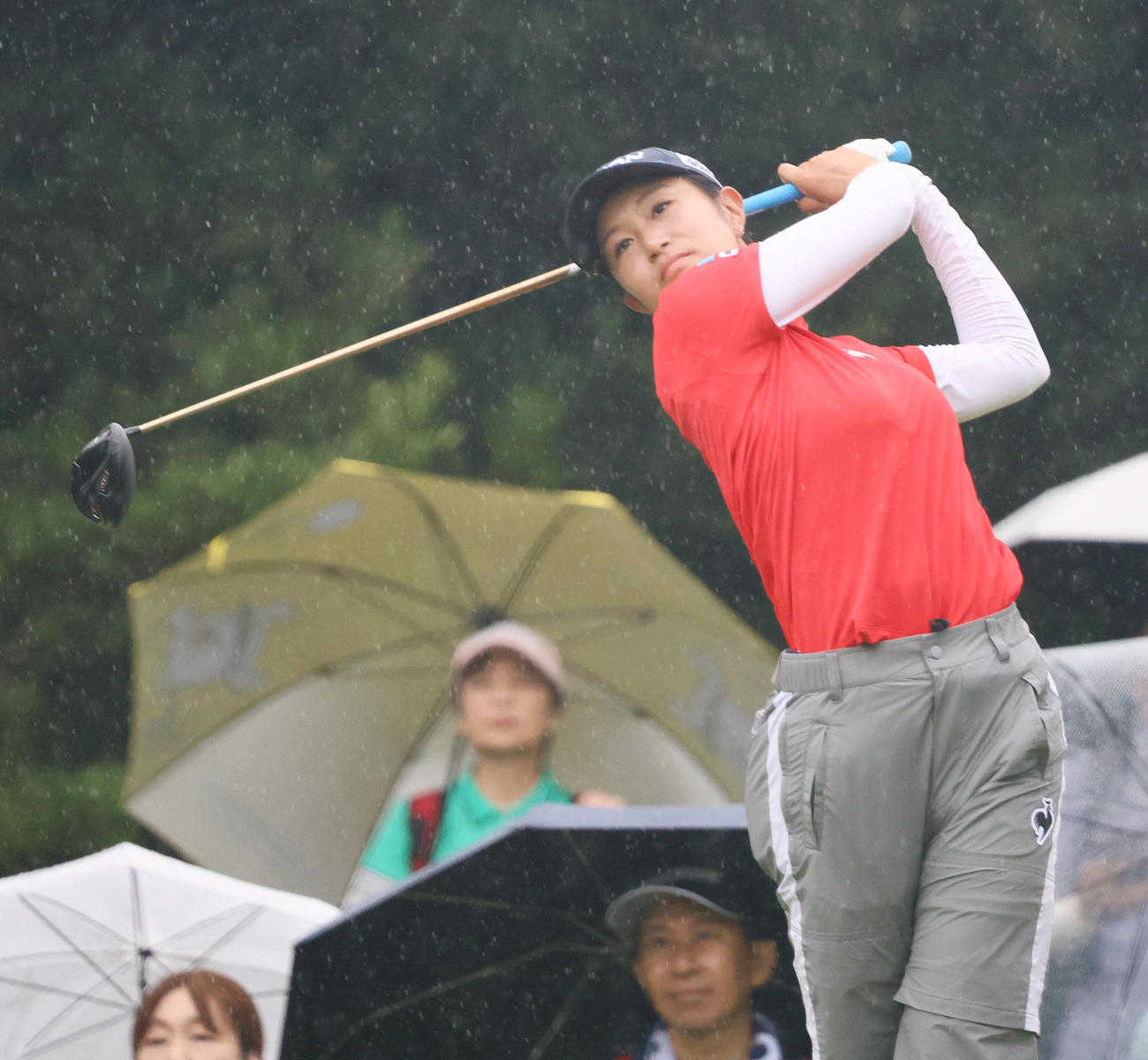 3番、雨の中ティーショットを放つ中村（撮影・上山淳一）