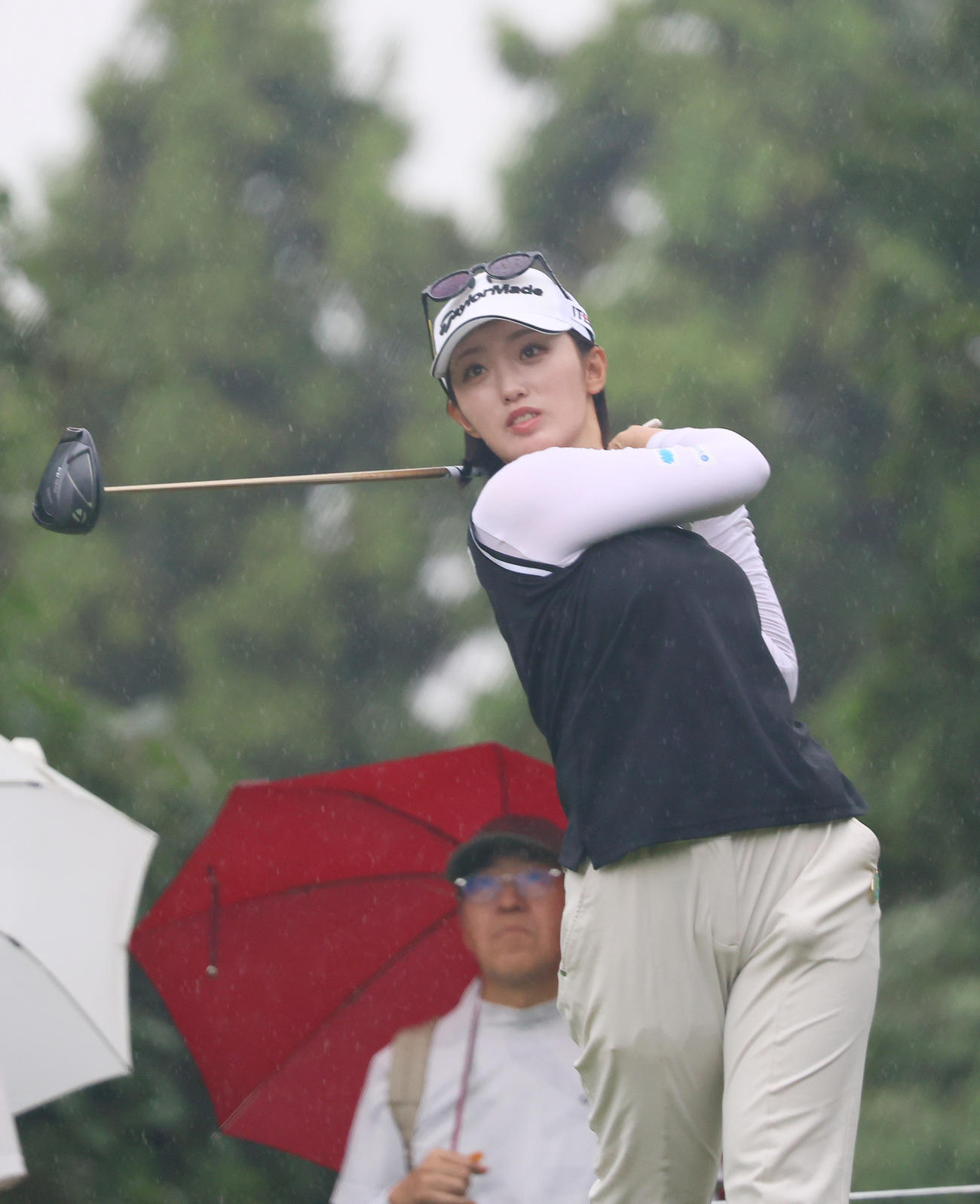 3番、雨の中ティーショットを放つ清本（撮影・上山淳一）