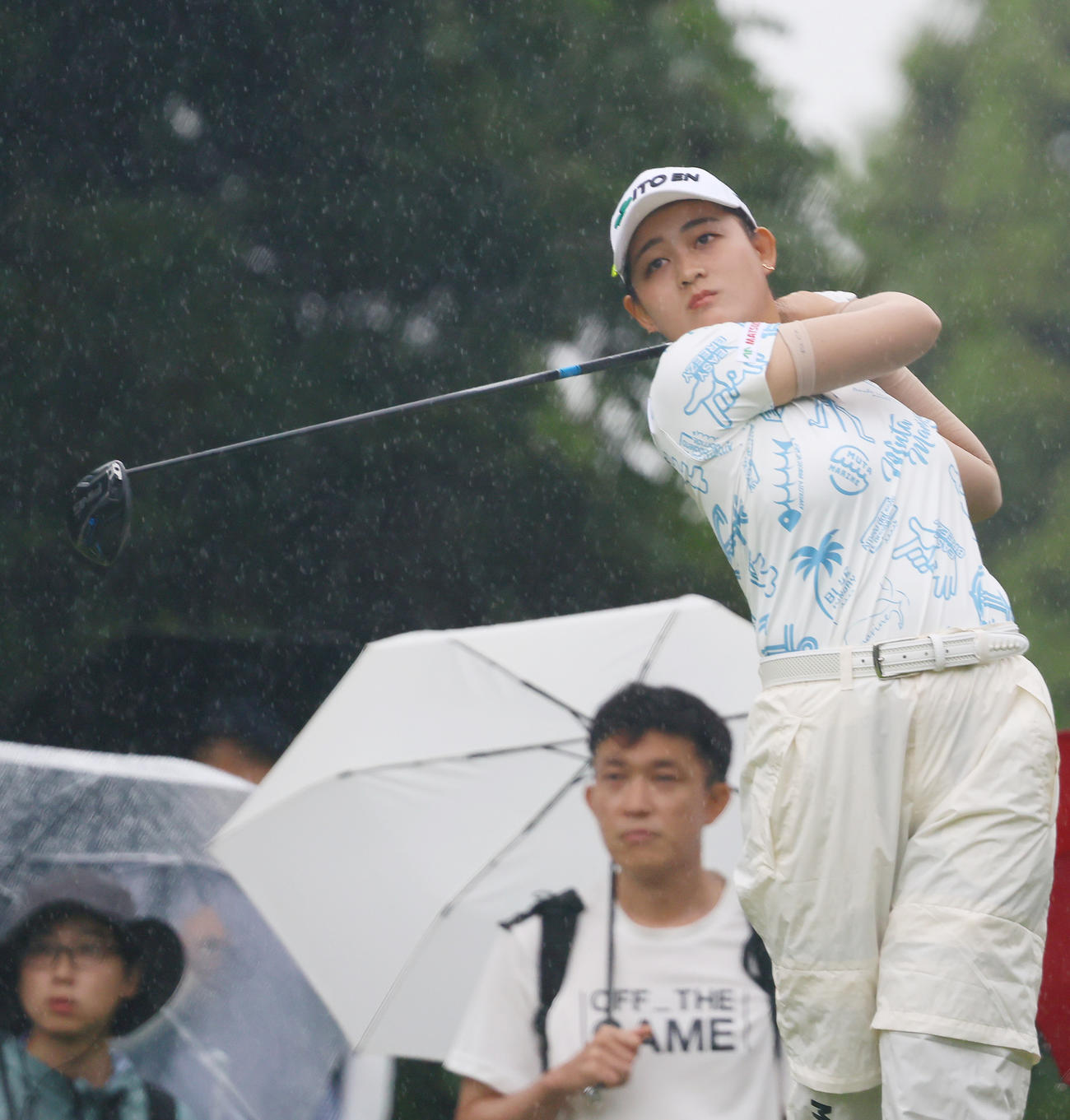 3番、雨の中ティーショットを放つ神谷桃（撮影・上山淳一）