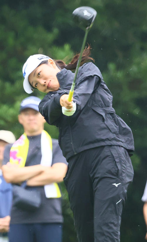 3番、ティーショットを放つ神谷奈（撮影・上山淳一）