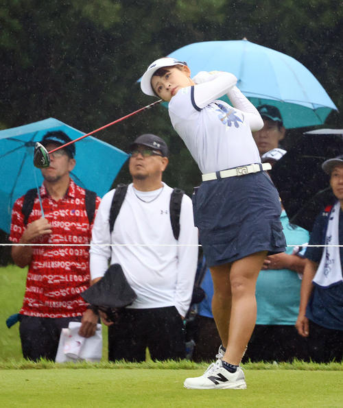 3番、雨の中ティーショットを放つ政田（撮影・上山淳一）