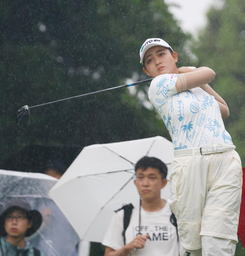 3番、雨の中ティーショットを放つ神谷桃（撮影・上山淳一）