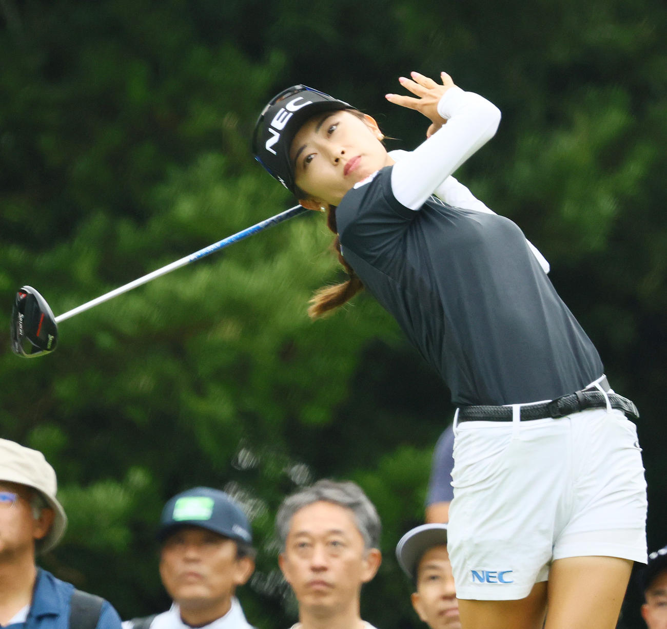 3番、ティーショットを放つ安田祐（撮影・上山淳一）